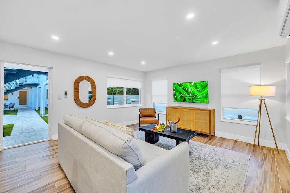 Beach Condo King Bed Lush Patio w BBQ Birch Key One