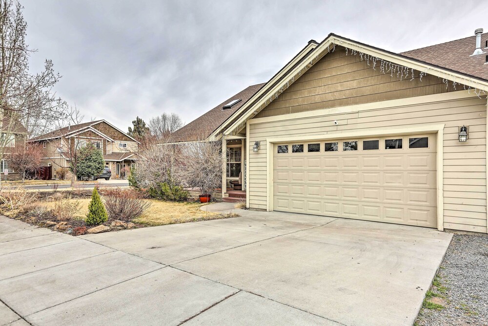 Family-friendly Bend Home w/ Hot Tub & Yard! view 3