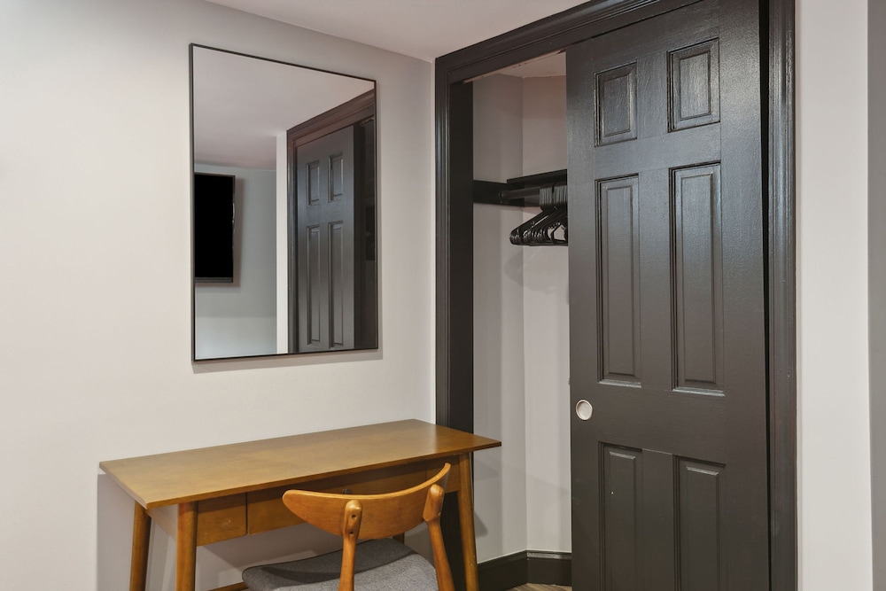 Charming 2BR Townhouse Condo in Heart of DC