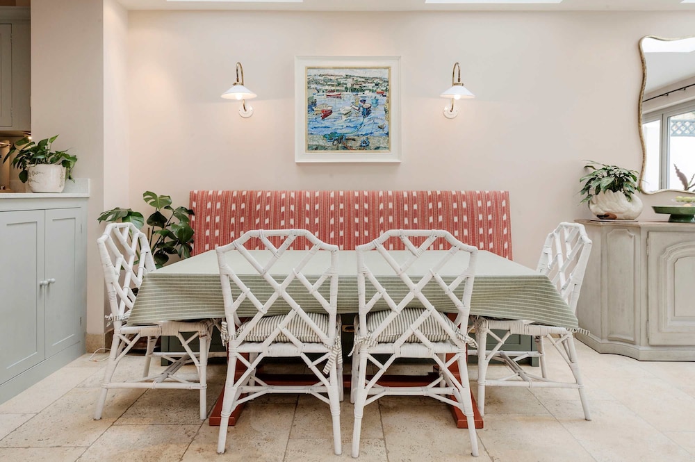 Stunning 4 bed Fulham Home With Garden