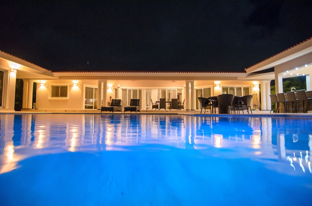 Villa with 4 Master Bedrooms w En-suite Bathrooms