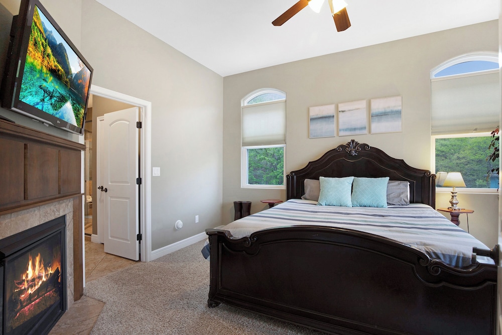 Huge! Sleeps 30-kayaks, Pedal Boat & Paddle Boards