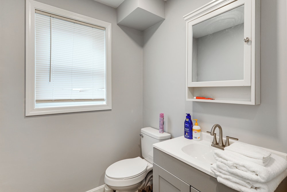 2 Mi to Dtwn Attleboro: Pet-friendly Apt!