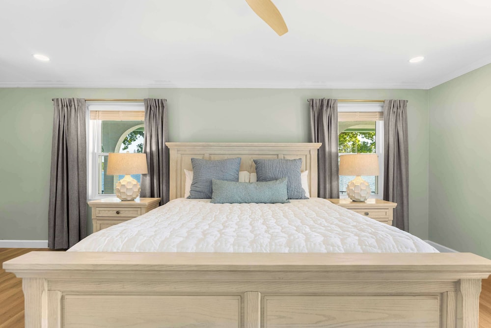 Panoramic Paradise - Lakefront Home for 15