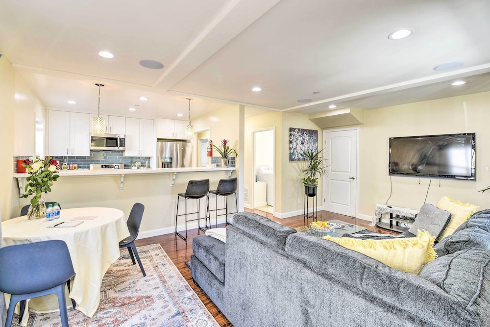 Sunny Oakland Retreat w/ Patio & Cute Garden!