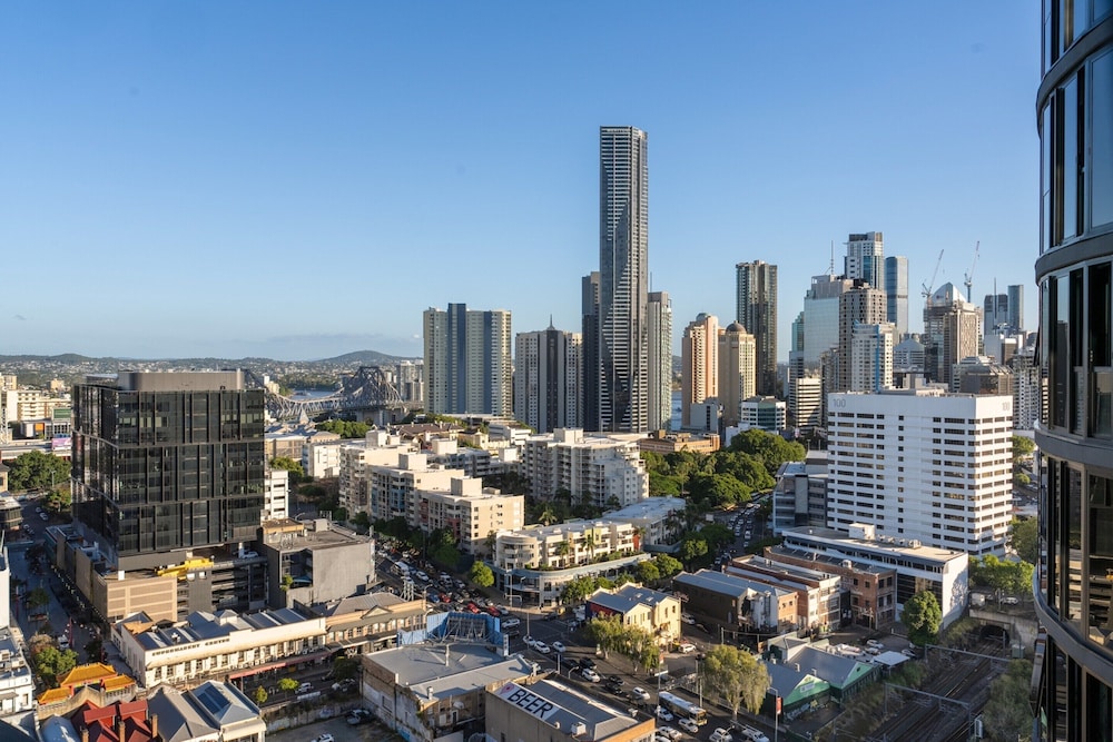 City Escape With Balcony & Resort-style Amenities