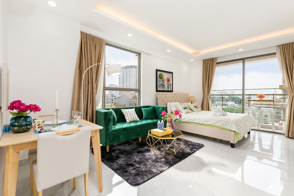 Jennifer House - Millenium Apartment
