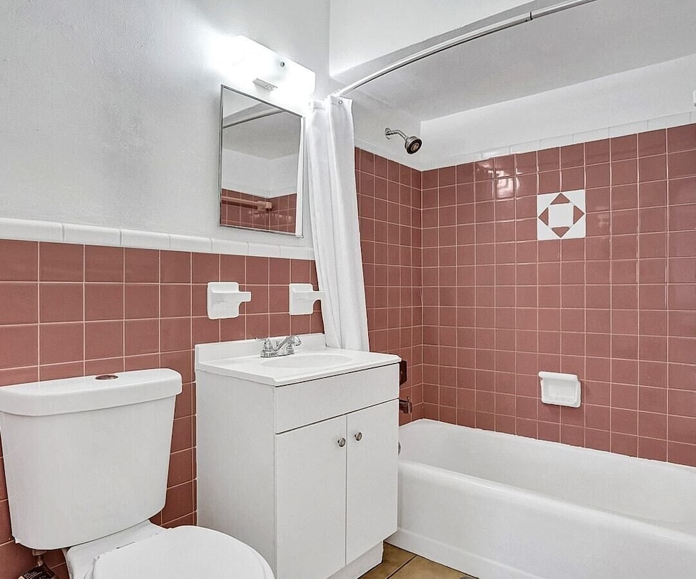 Peaceful Shoreline Studio w/ Free Parking - FL - Image 5