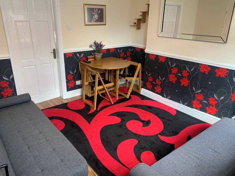 By the Sea, Sleeps 4-6, Private Patio, Nearbeach, Seasideretreat, Train to Liverpool or Chester is a hop Skip and a Jump Away