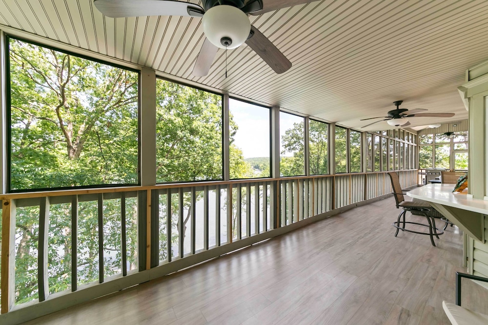 Screened-in Porch w/ Views: Hot Springs Getaway!