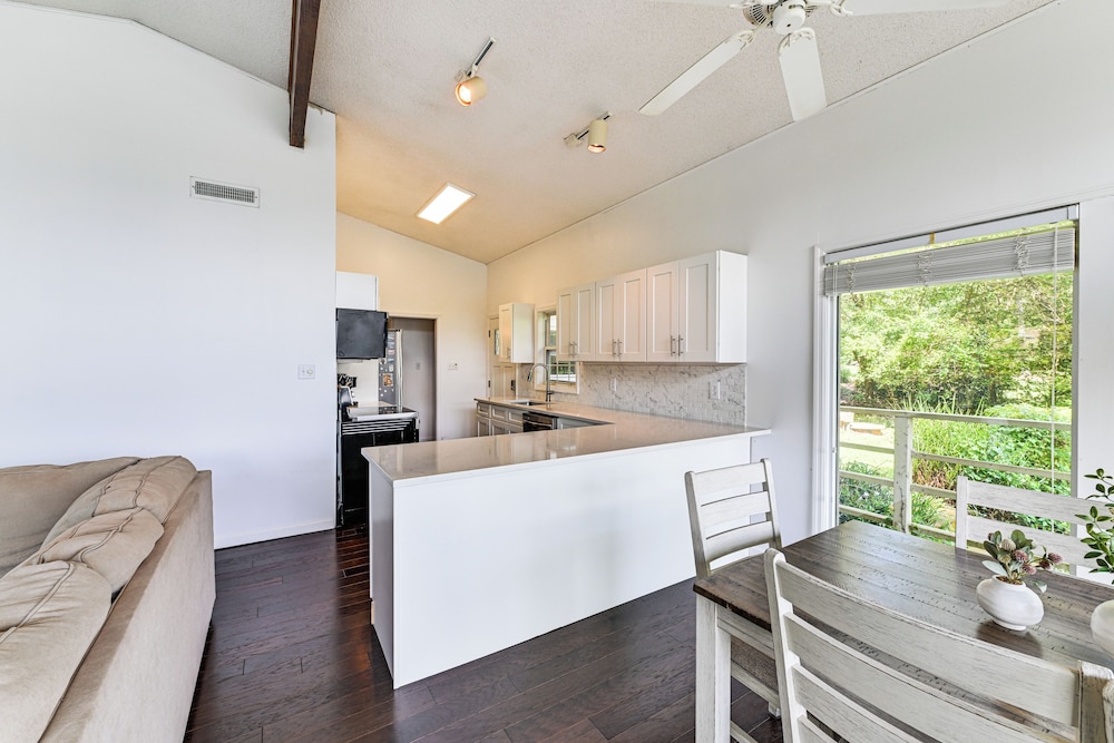 Launch & Dock: Lake Norman Retreat w/ Scenic Deck