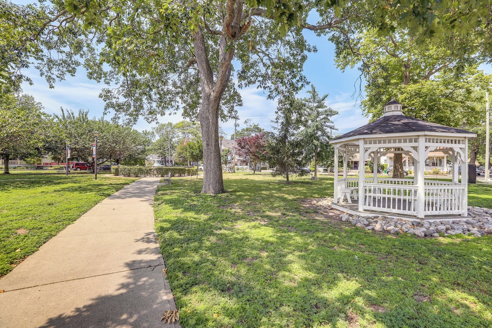 Stroll to Ocean Grove Boardwalk & Beach: Sleek Apt
