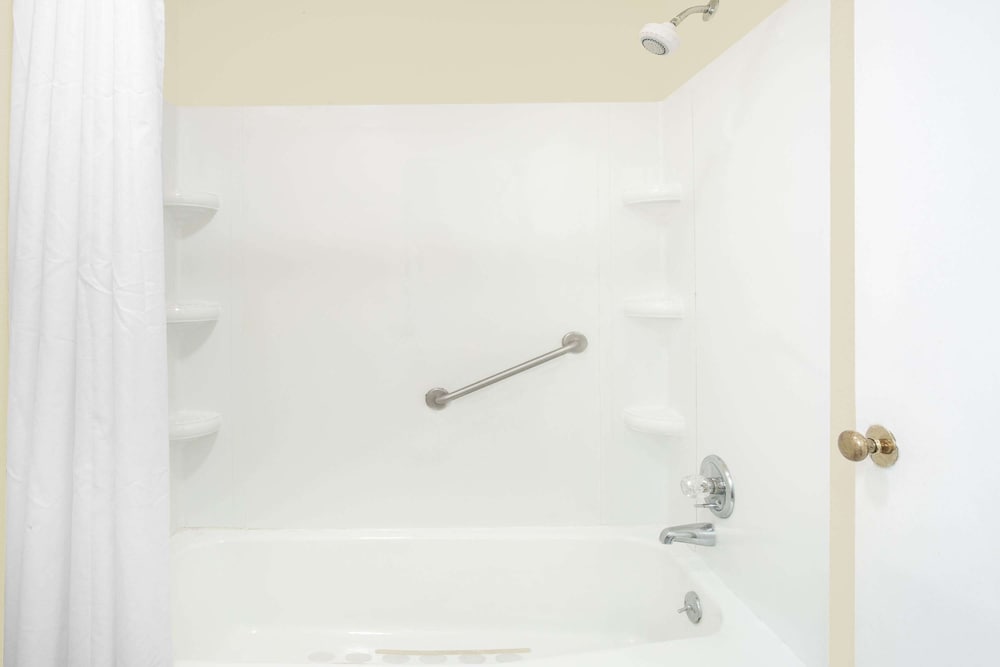 Emporia Vacations - Knights Inn Emporia - Property Image 4