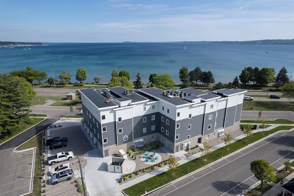 539 Bay St. Lake View Condo Unit 301W view 3