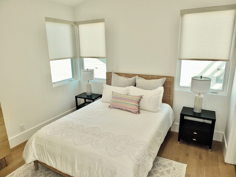 Beach Paradise Stunning 3-story in Long Beach!