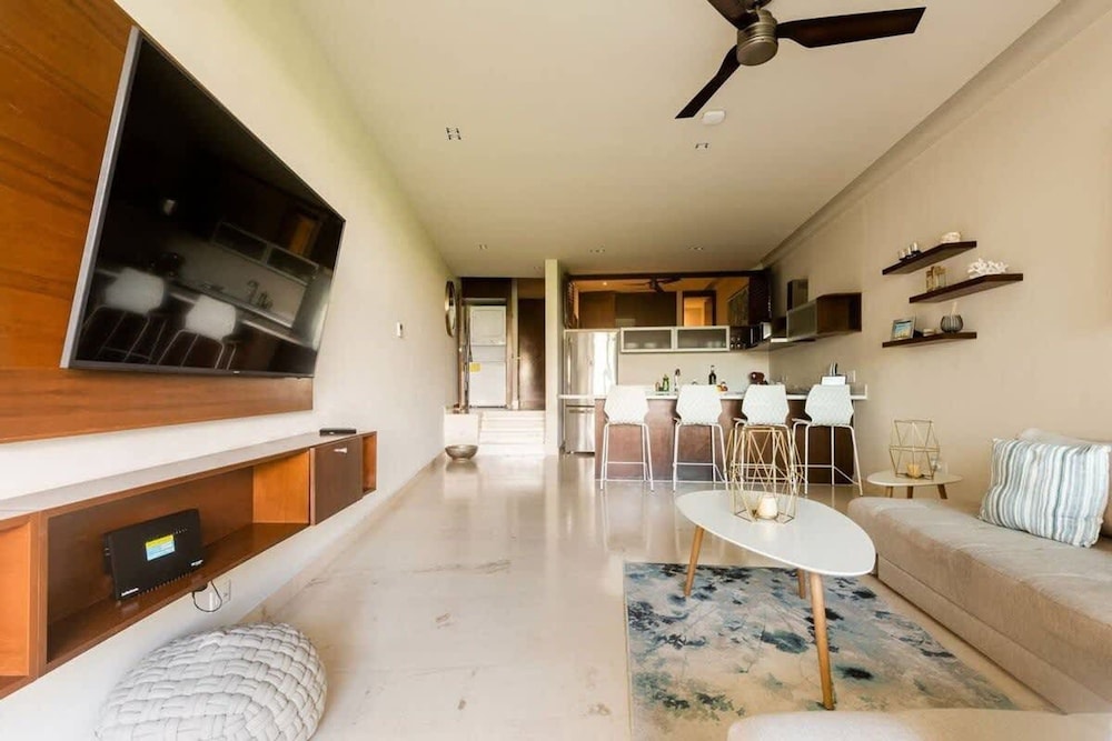 1 Br Steps From the Beach Roof w Ocean View
