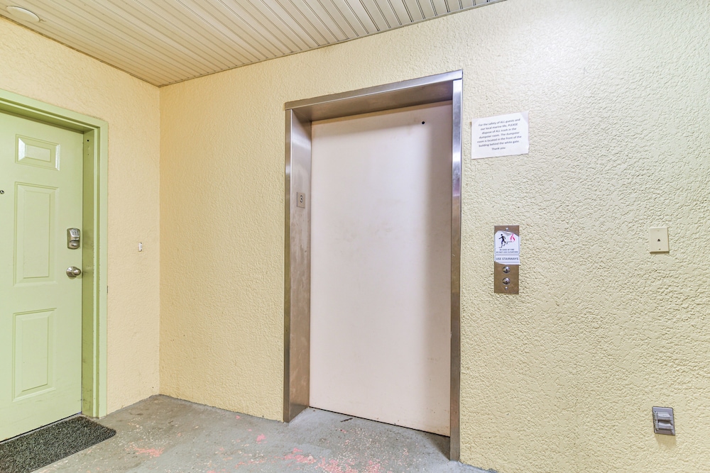Treasure Island Condo w/ Bay-view Balcony!