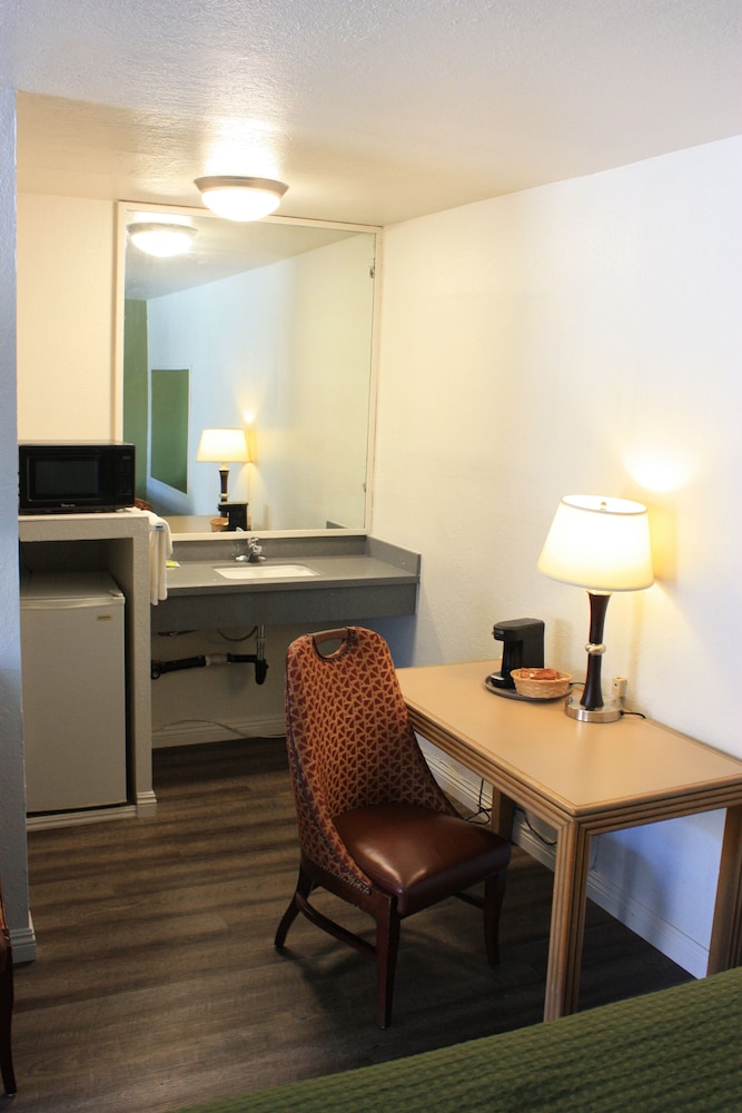 Vallejo Vacations - Express Inn - Property Image 1