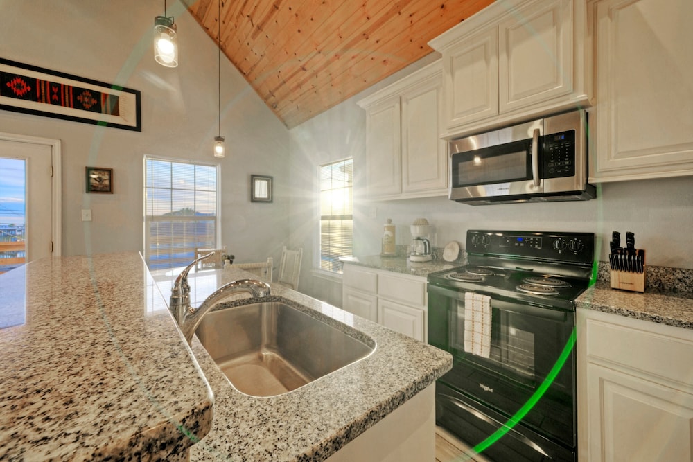 Waterfront Shared Pool w/ Bay Views, Boat Dock Oscar's Lodge by Avantstay view 4
