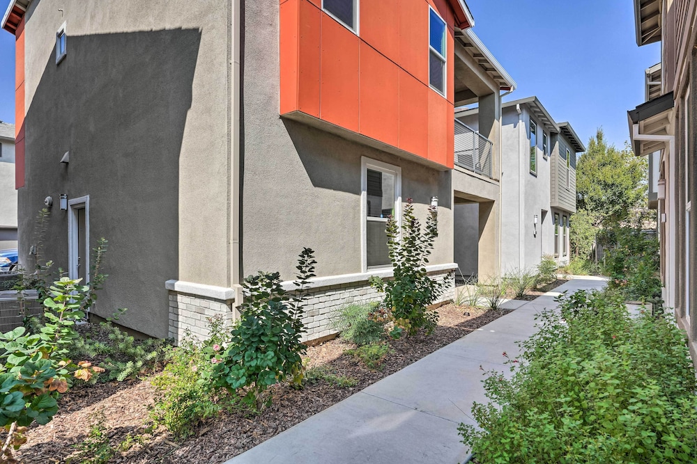 Pet-friendly Elk Grove Retreat w/ Balcony! view 2