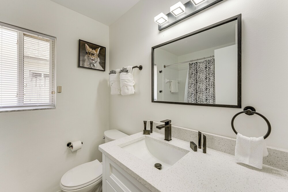 6 Mi to Disney World: Lake-view Retreat w/ Pool!