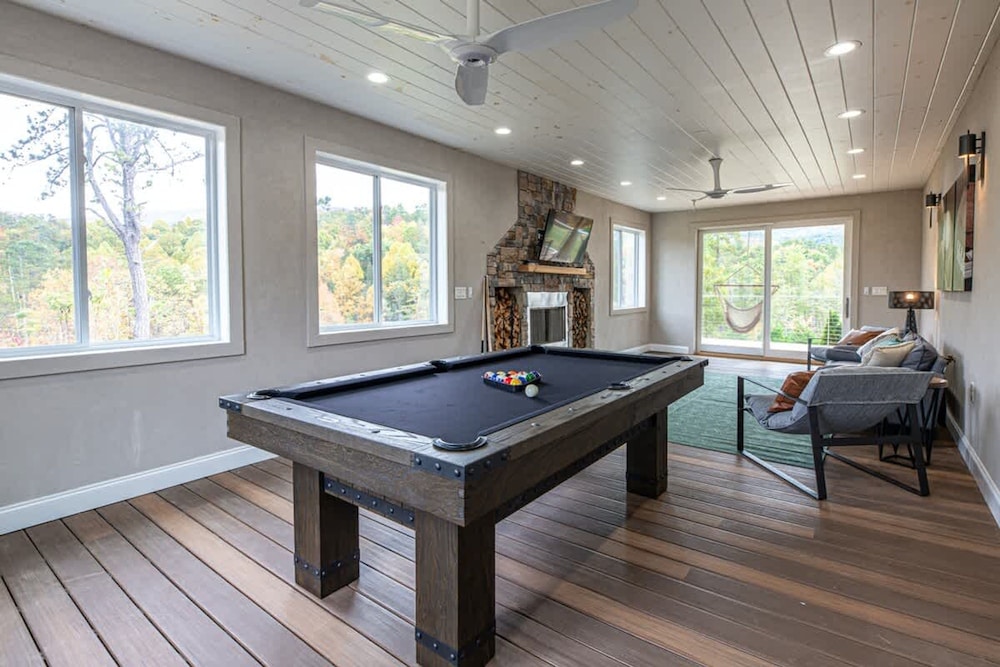 Sleeps12 Pet Friendly 2 Hottubs Views Full Kitchen
