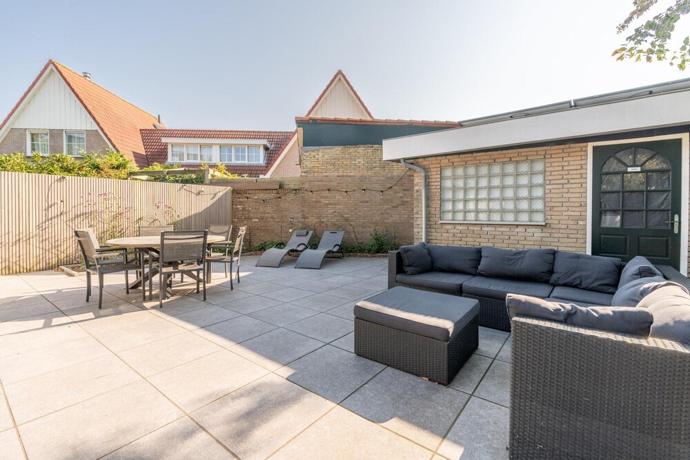 Spacious 6-person Holiday Home Near De Koog