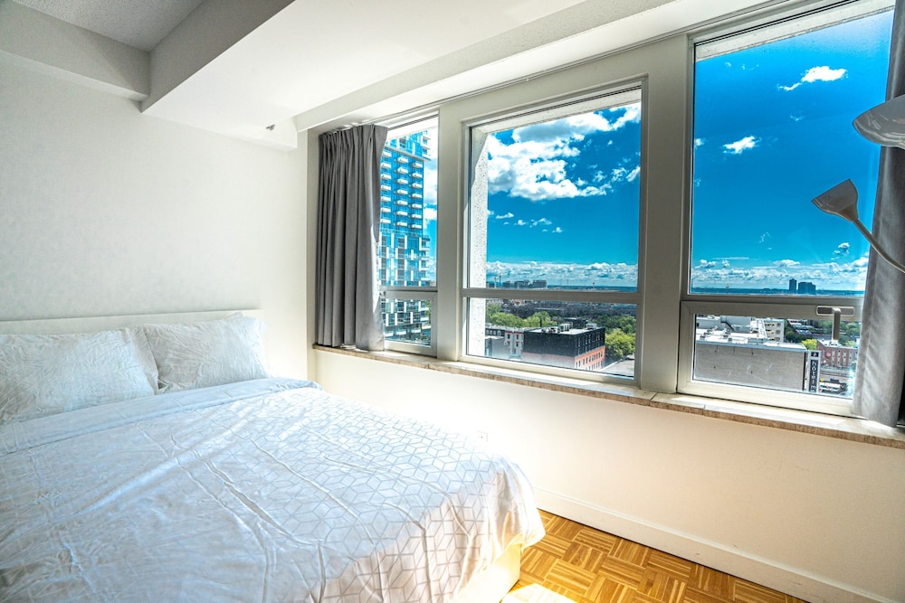 Elegant Studios and Apartments Montreal - Image 3