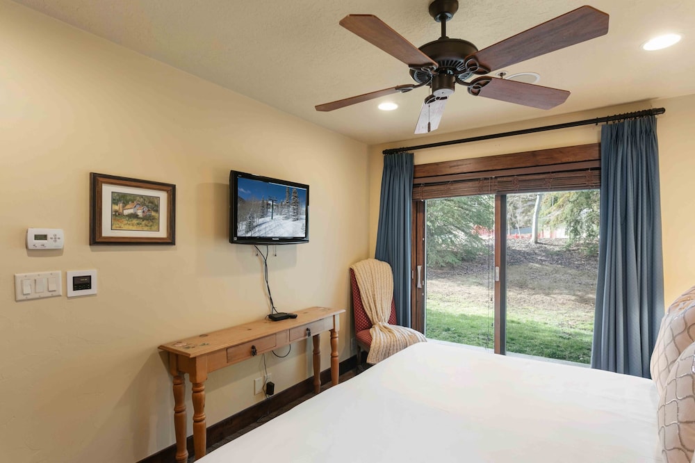 1617 - Six Bedroom plus Den Lakeside 6 Condo