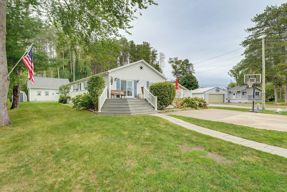 1 Mi to Silver Lake Sand Dunes: Family Gem w/ Yard
