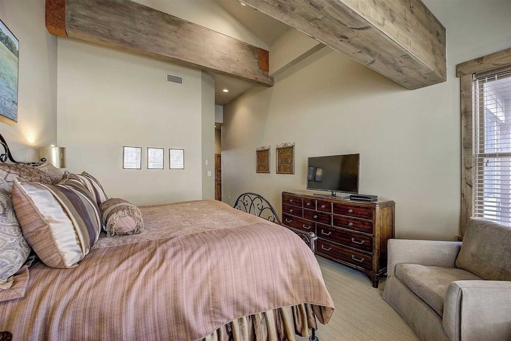 2 Condos Ski-in/ski-out at Deer Valley + Hot Tubs Mont Cervin by Avantstay