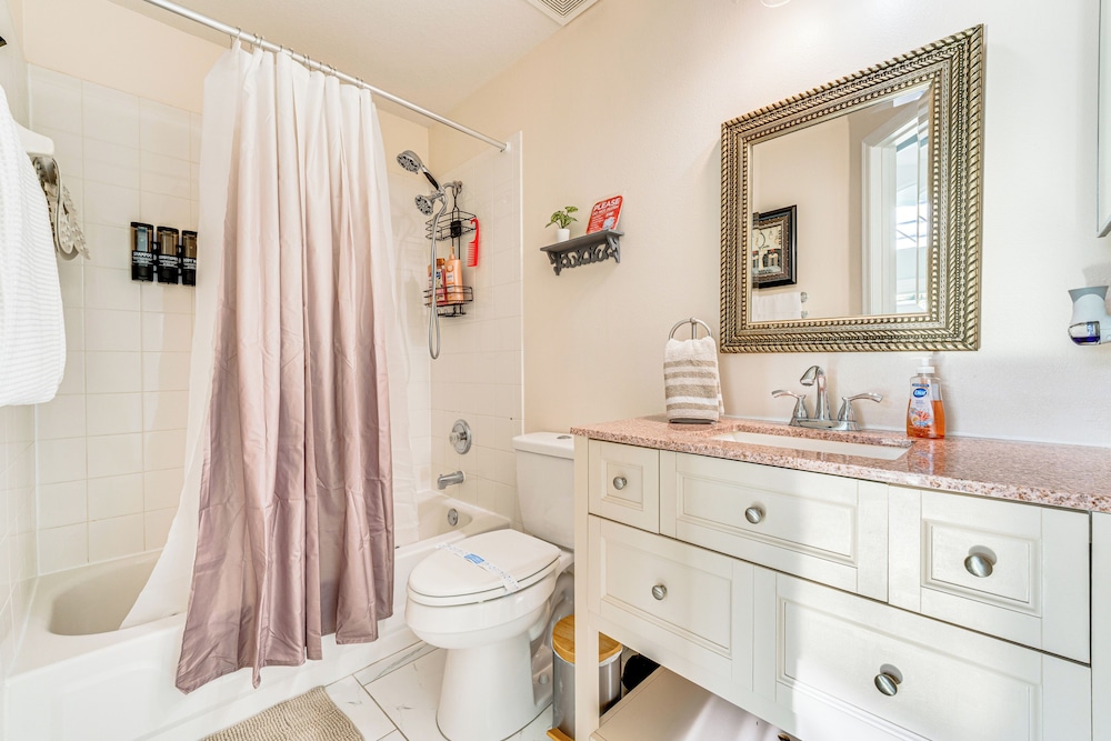 Private Pool & Yard: Family Getaway in Davenport
