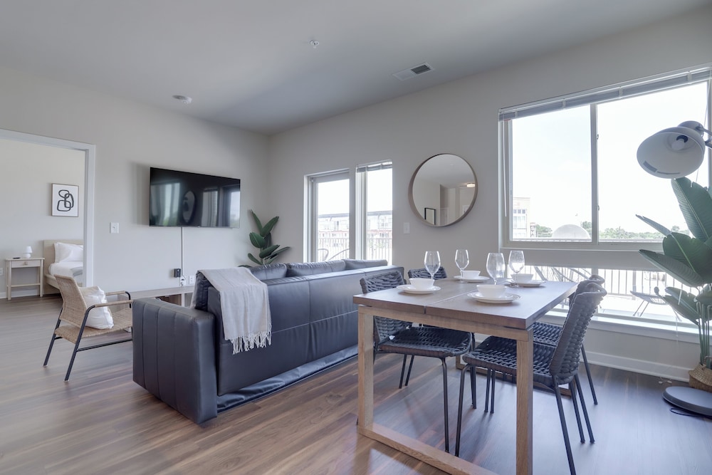 Spacious 2BR Apt with Den W Balcony
