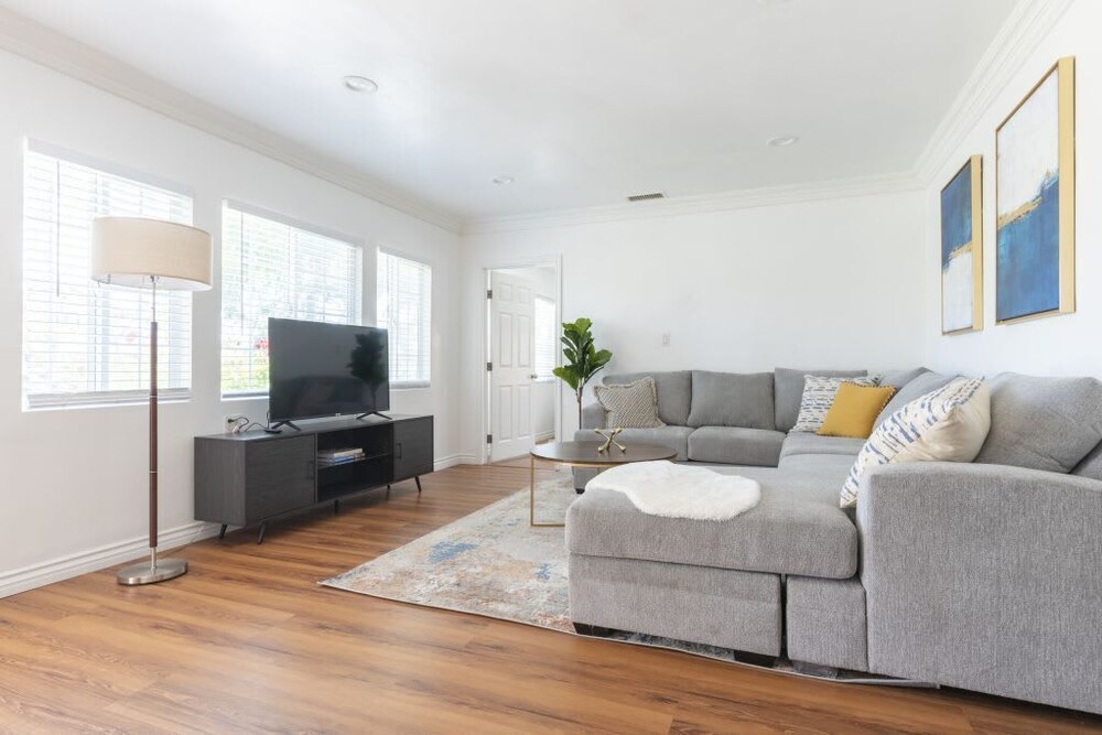 Charming Spacious Home - Modern Comforts, Prime Location