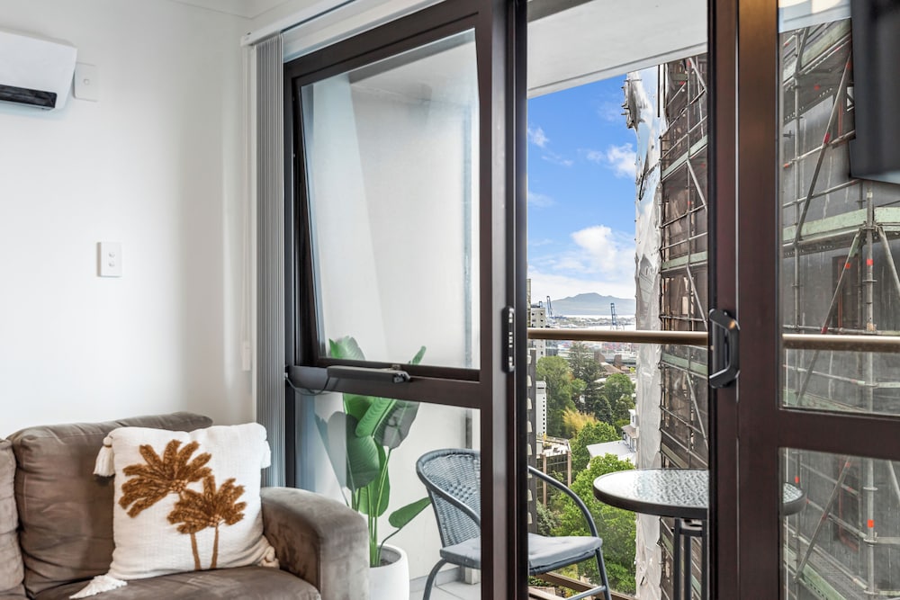 Central 3BR Full Kitchen & Amenities Zodiak Stays
