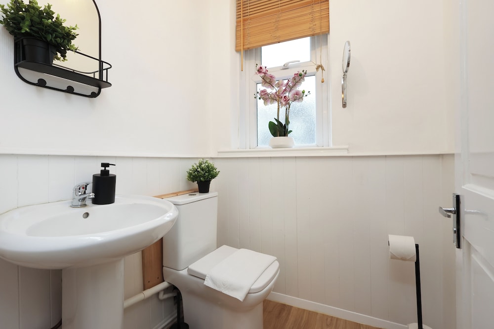 Cardiff Guesthouse & On-Street Parking