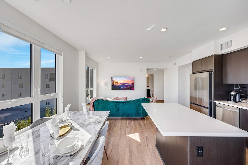 Luxury 2BR Hollywood Pool View by Oneluxstay