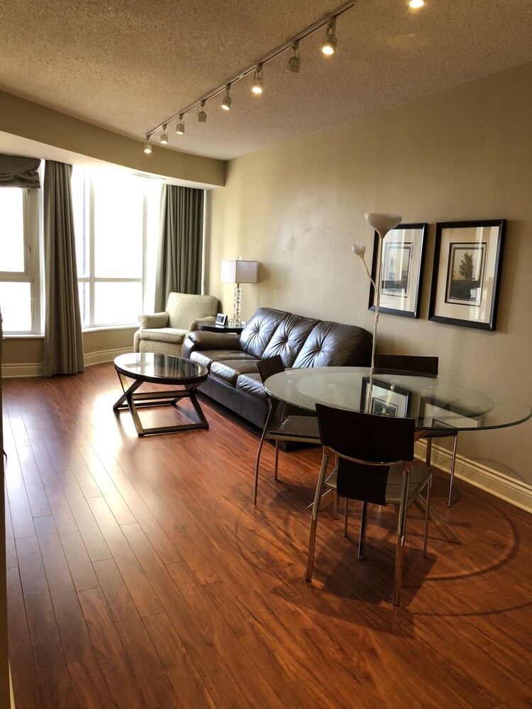 TOSuites - Signatures on Bloor