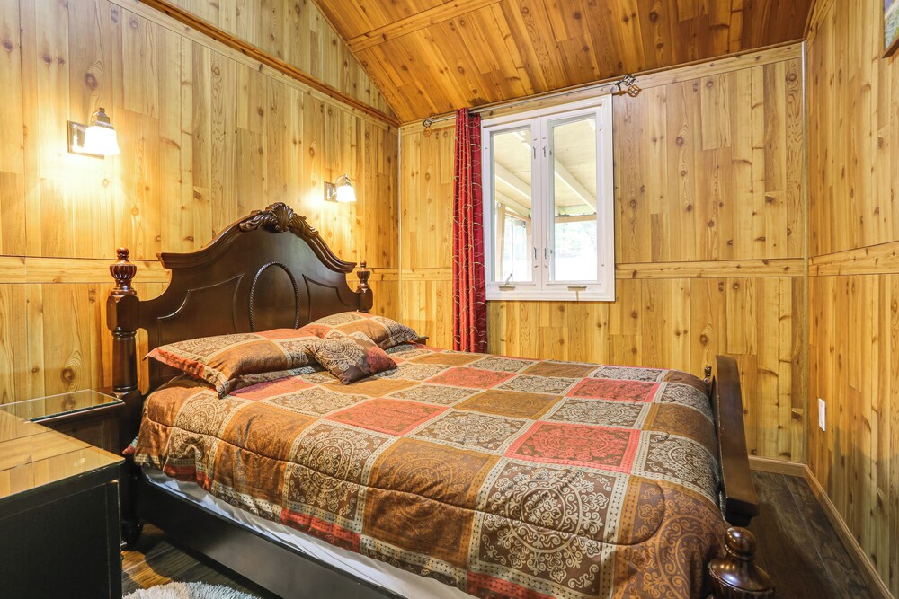 5 Mi to Monticello Raceway: Cabin w/ Pool Access!