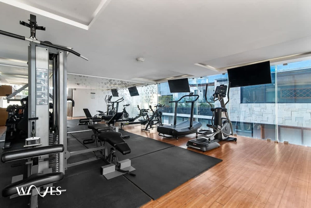 Luminous 1 Br Steps Away From the Beach