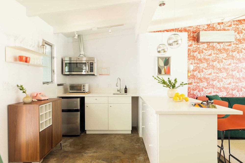 5 Private Rooms, Sleeps 14 Wesley Studio Buyout