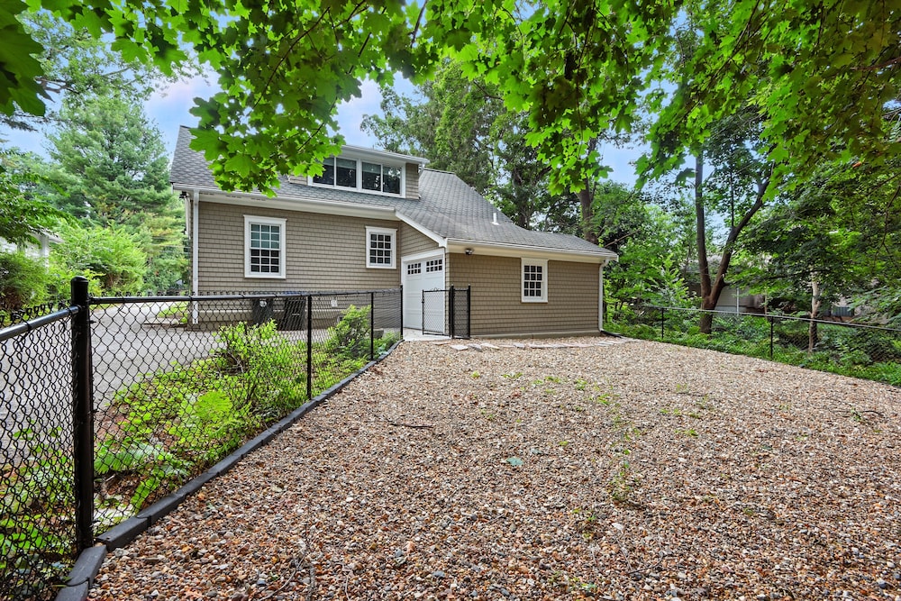 Charming Manville Heights Cottage Retreat 3 Bedroom Home