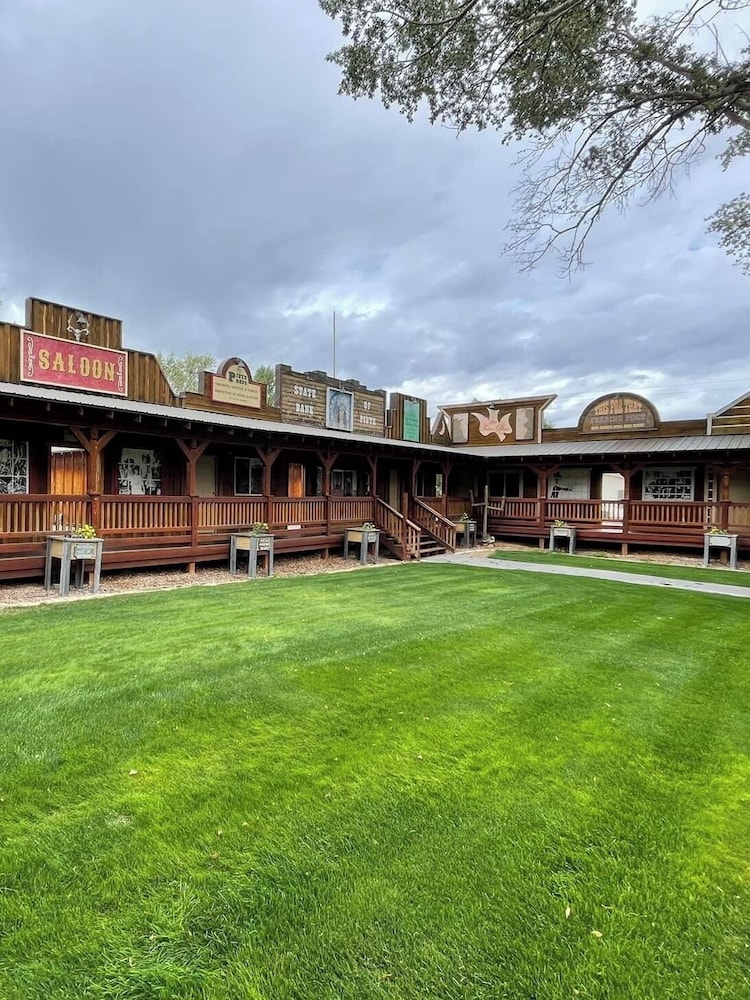 Moore's Old Pine Inn
