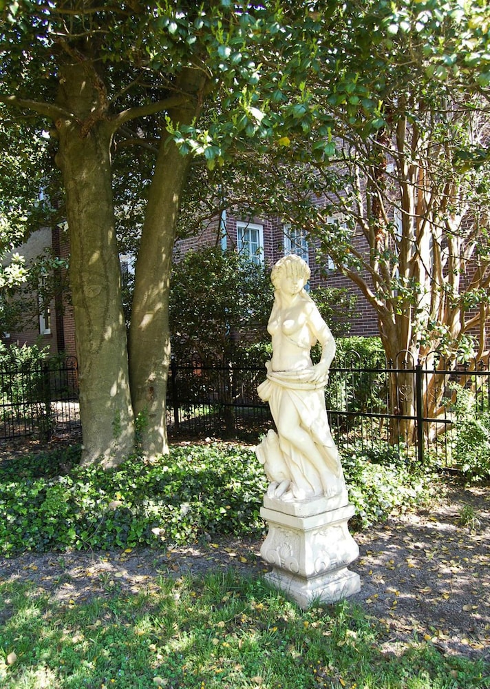 The Albanus Phillips Inn
