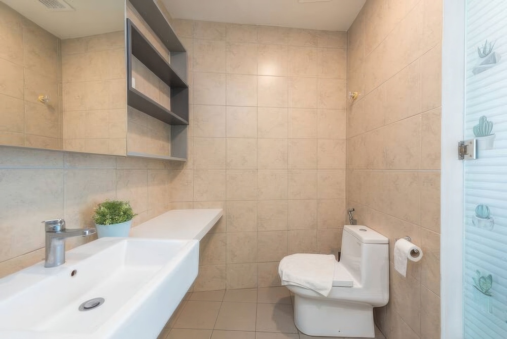 The Robertson Residences Free Gym & Pool