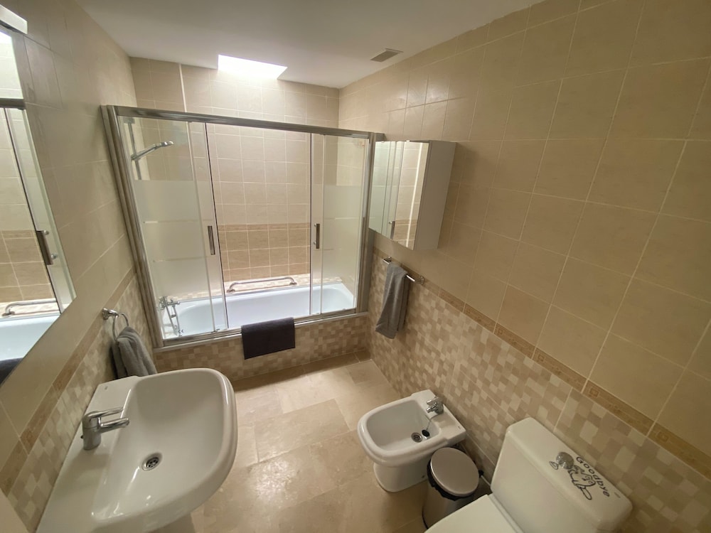 New Renovated Family Home Above Swimming Pool!