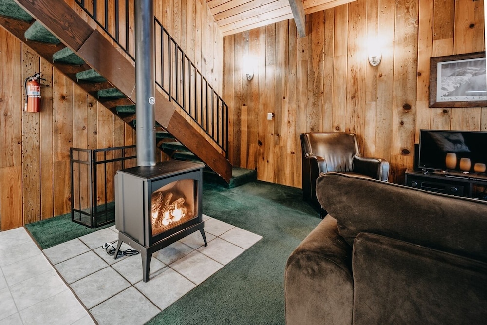 98sl - Hot Tub - Bbq - Pets Ok - Wifi - Sleeps 6 2 Bedroom Home by RedAwning
