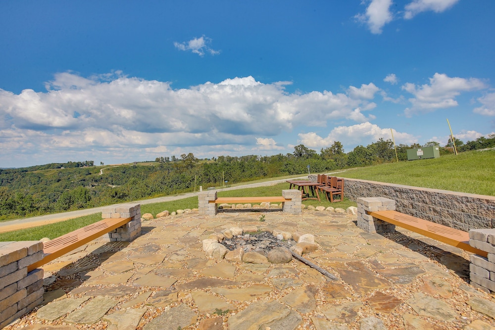 Dale Hollow Lake Views & Hot Tub: Tennessee Escape