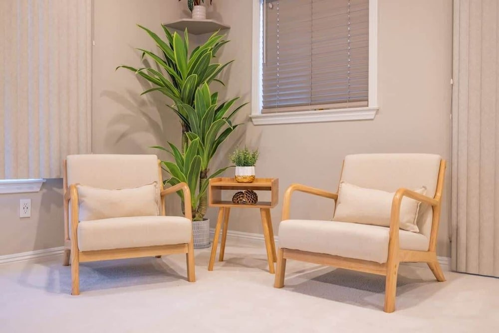 Marbella Lane - Charming 4BR Bungalo for Relaxing Retreat