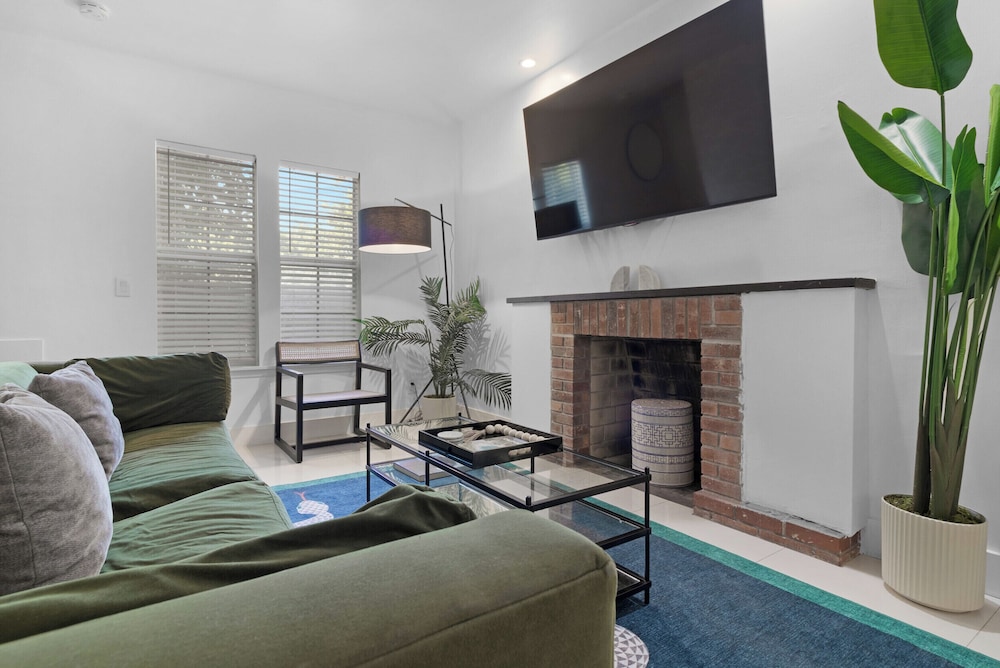 7BD Downtown Oasis Pool